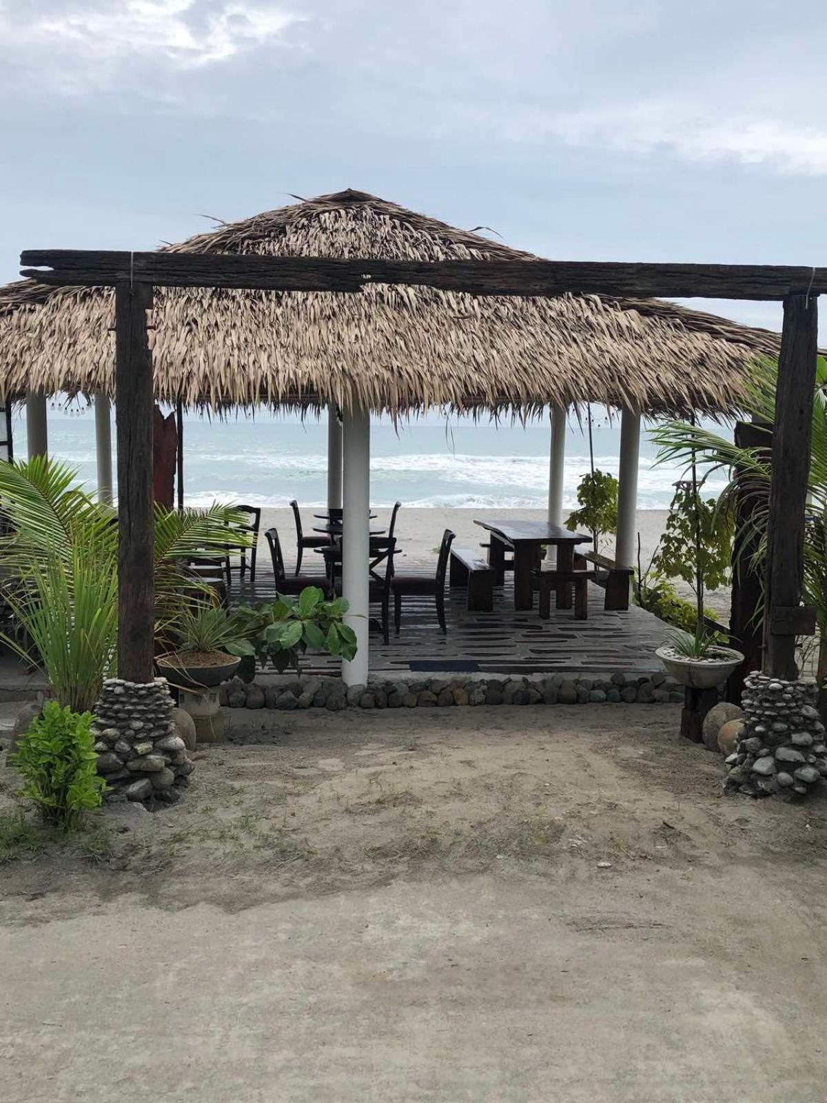 Club Monet Beachfront Resort By Cocotel Cabangan Exterior foto